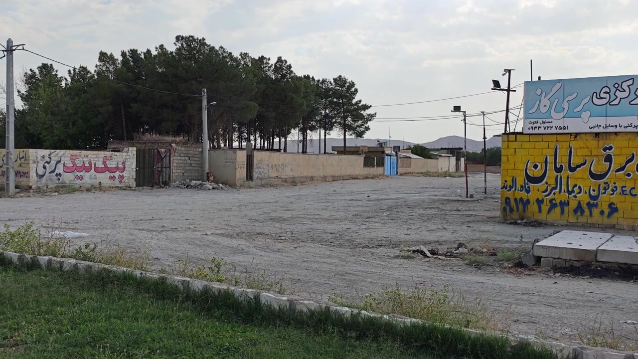 Terreno vuoto con cartelloni pubblicitari in un'area rurale.