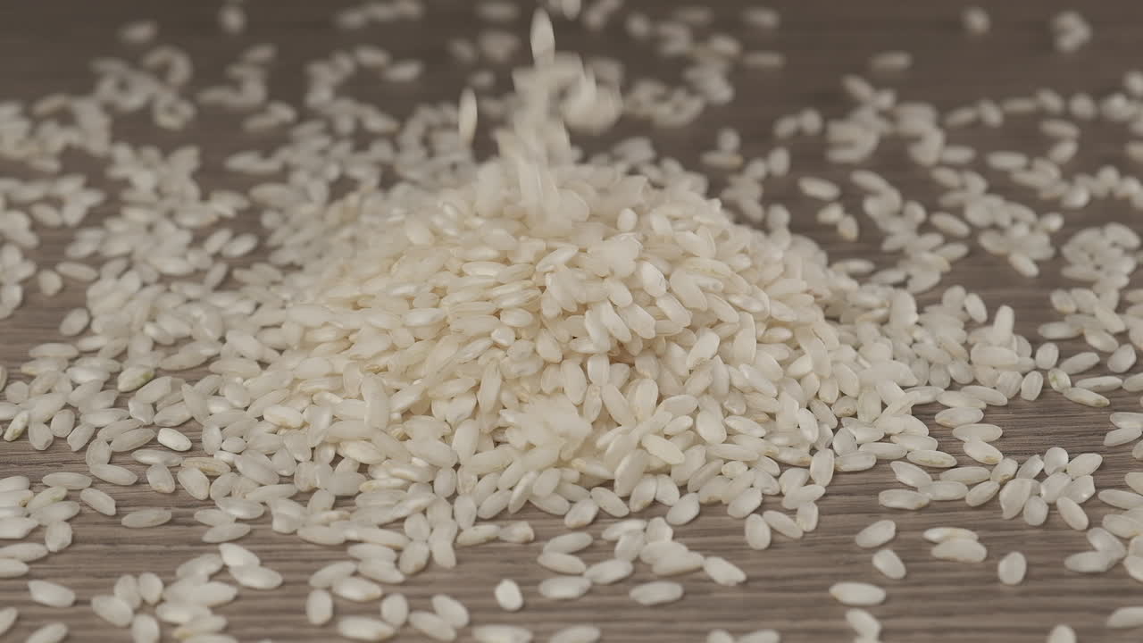 granos de cereal de arroz blanco cayendo a cámara lenta