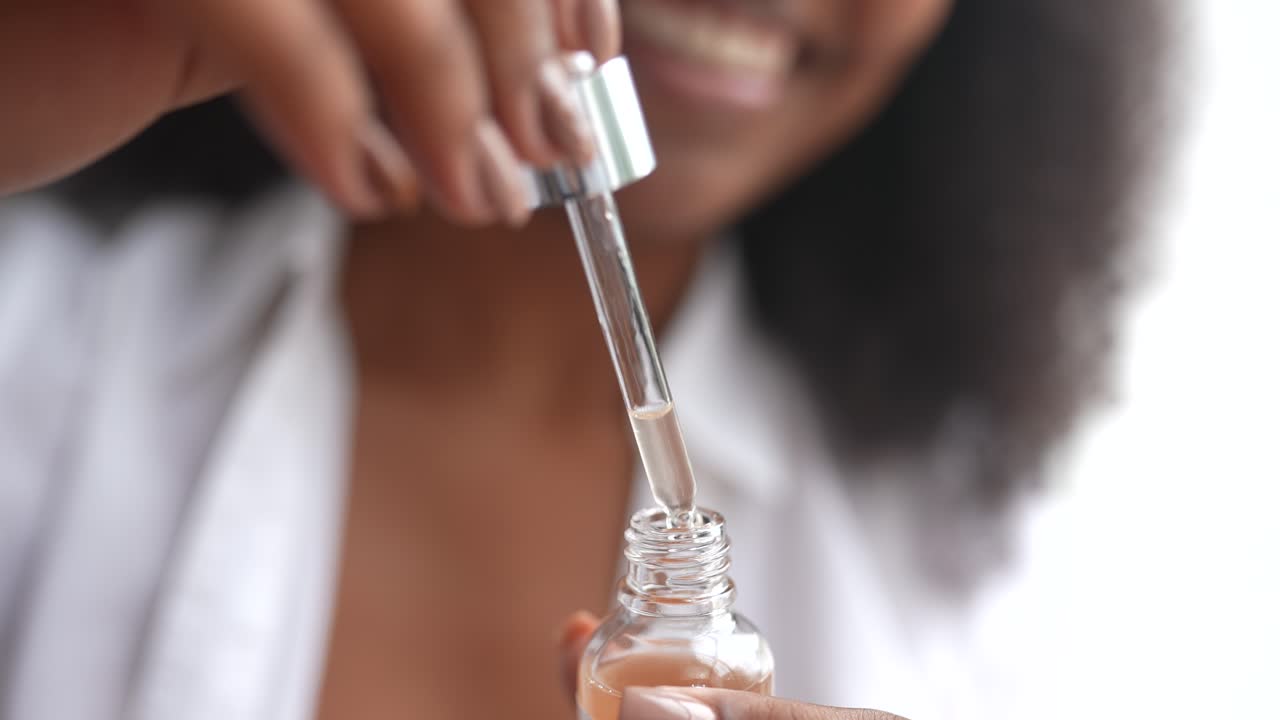 Kvinde påfører serum med pipette
