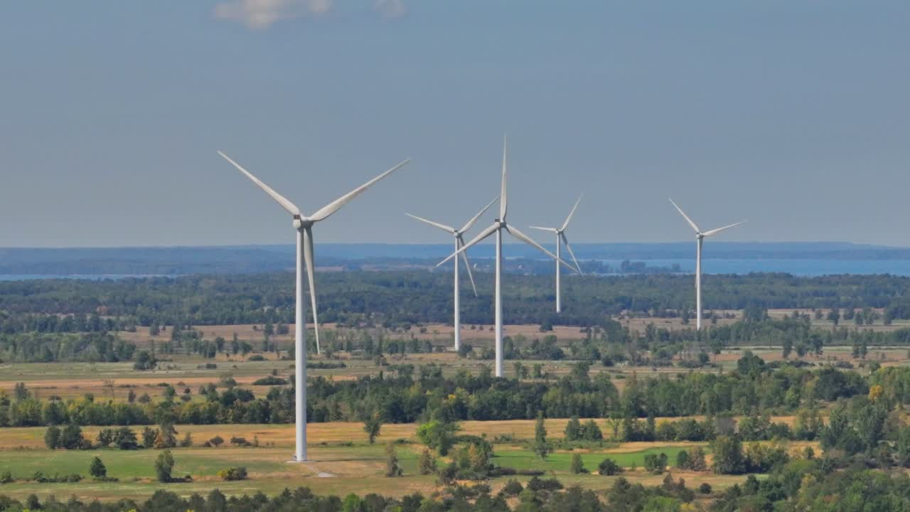 molinos de viento aéreos durante el día de verano