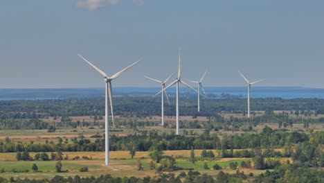 Molinos-De-Viento-Aéreos-Durante-El-Día-De-Verano