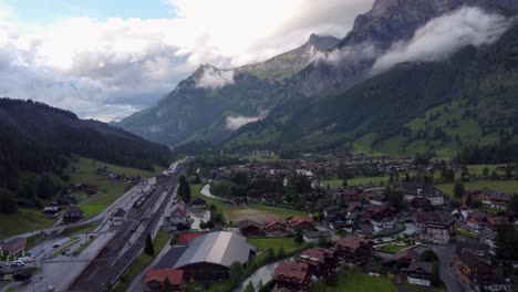 paisaje aéreo de la ciudad de kandersteg en suiza, un pueblo del valle alpino suizo en medio de verdes prados y montañas alpinas