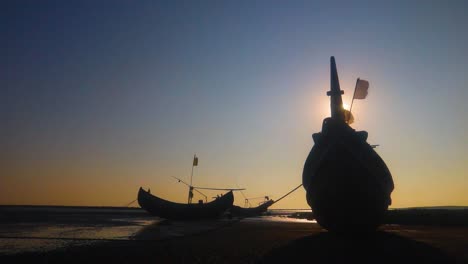 Arrastreros-De-Pesca-Tradicionales-Del-Caribe-En-La-Playa-Al-Atardecer,-Isla-De-San-Martin