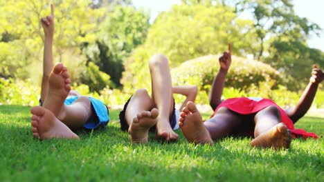 Gruppe-Kinder,-Die-Auf-Gras-Liegen-Und-Spaß-Haben