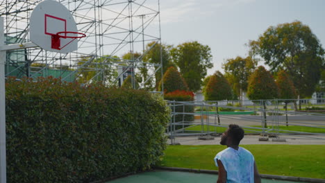 hombre jugando al baloncesto al aire libre