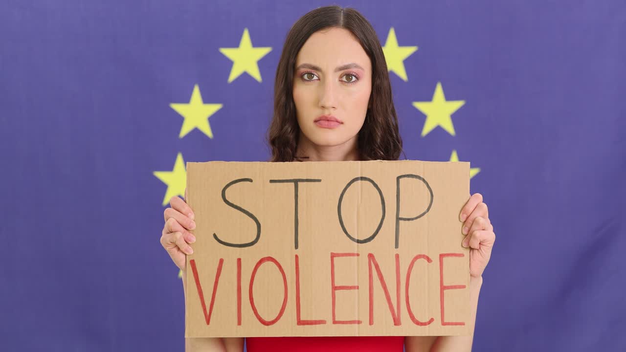 Donna che protesta contro la violenza con la bandiera dell'UE sullo sfondo
