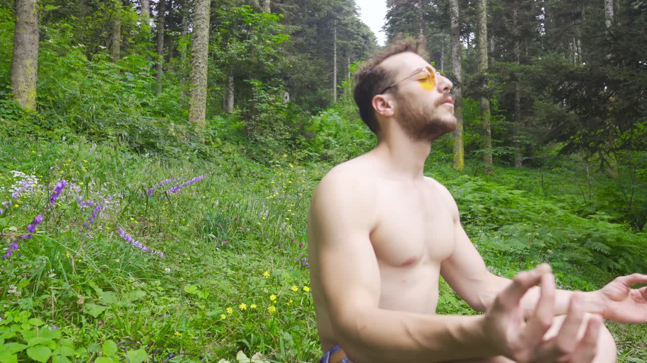 요가를 하는 남자.