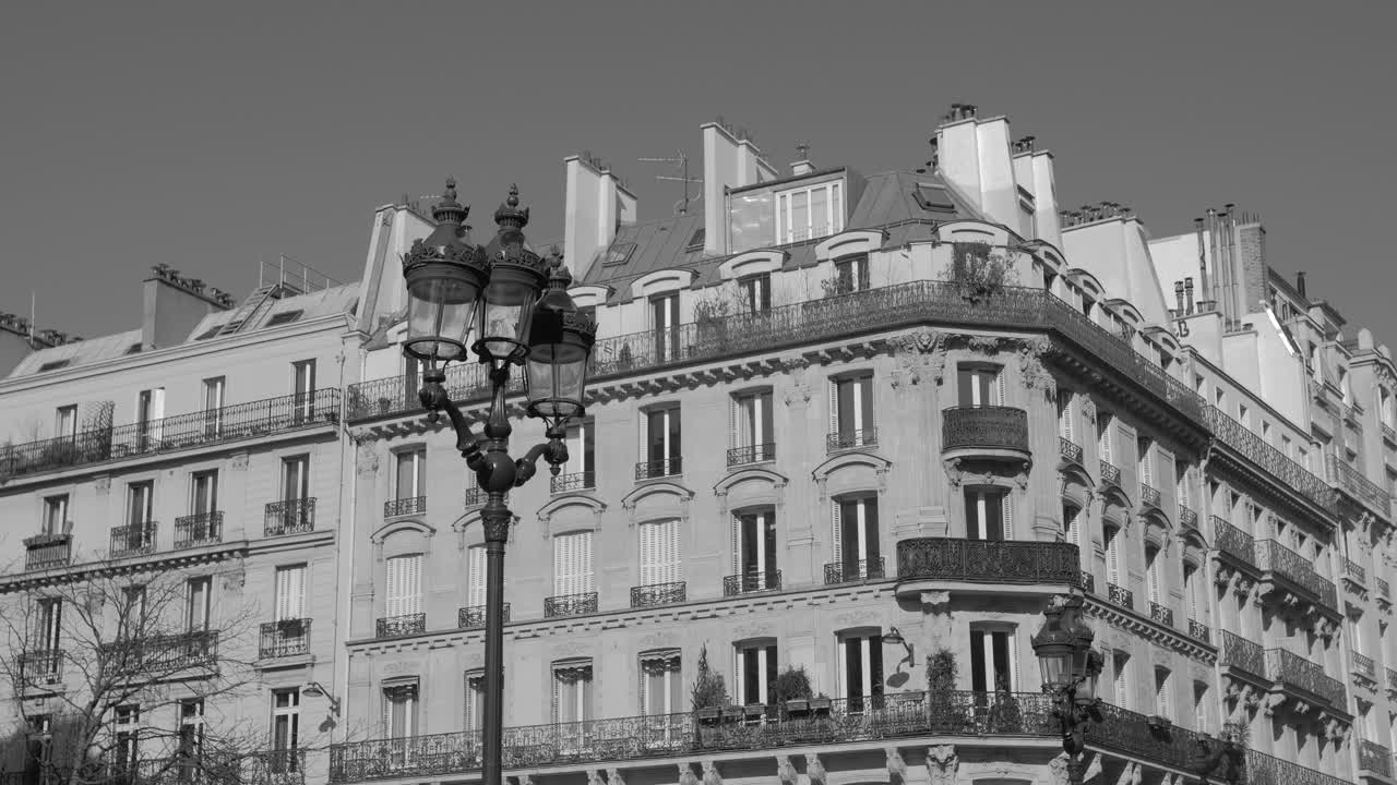 Lampione stradale d'epoca con architettura haussmanniana sullo sfondo a Parigi, Francia