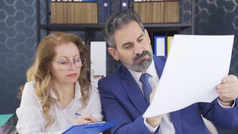 entorno de oficina, empleado masculino y femenino.