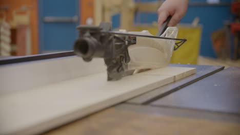 seguridad de la tienda de madera rasgando una tabla