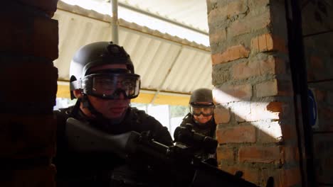 vista frontal de soldados caucásicos realizando ejercicios militares en la base militar 4k