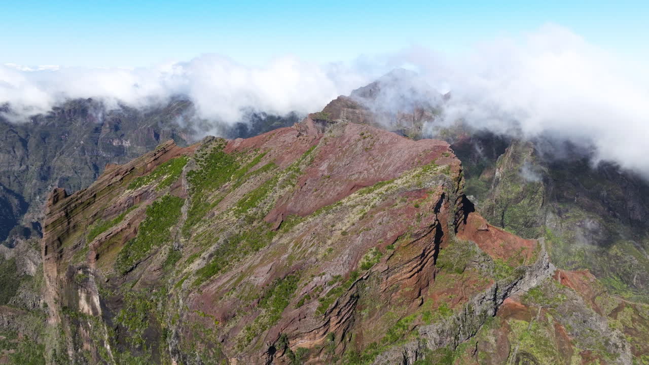 paisaje de pico do arieiro en madeira, portugal - disparo aéreo de drones