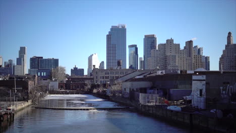 Fluss-In-Brooklyn,-New-York-Mit-Gebäuden-Im-Hintergrund,-Morgendliches-Äußeres