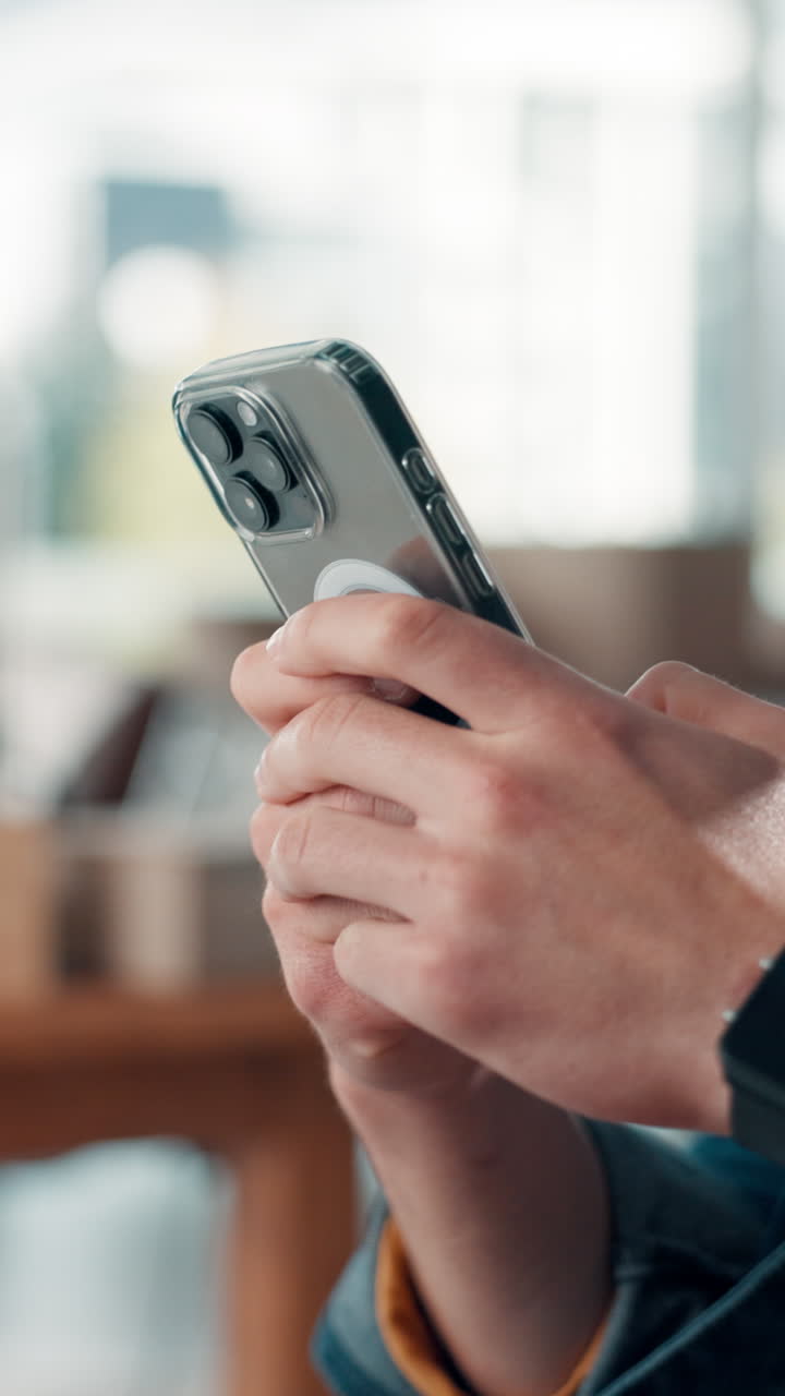 Primo piano di mani che tengono uno smartphone moderno