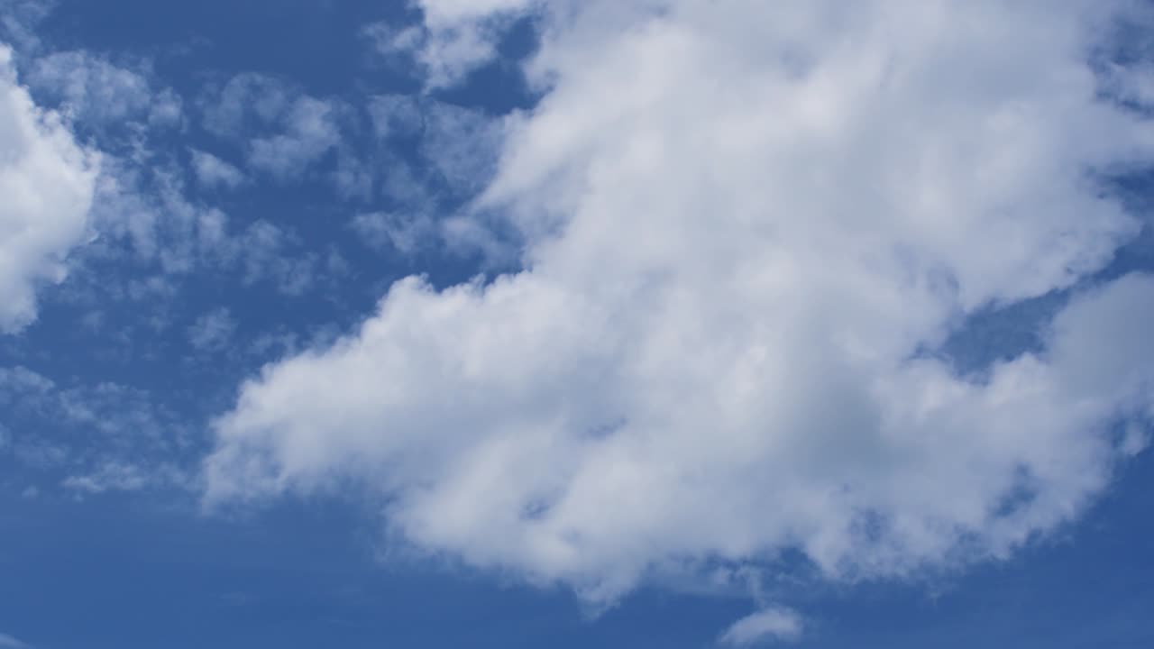 밝은 푸른 하늘에서 가운 하 구름이 날아 갔다. 태양의 뜨거운 여름 주, 4k 비디오