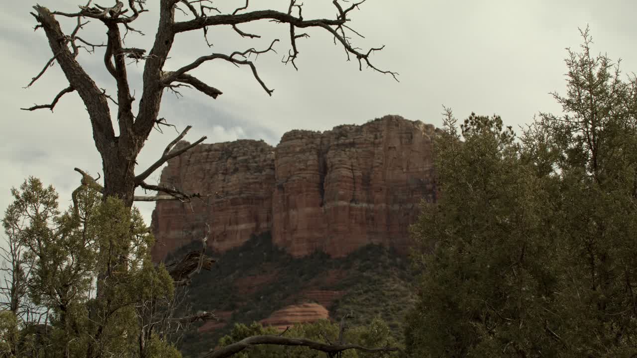 red rock buttes en sedona, arizona con una toma de video estable