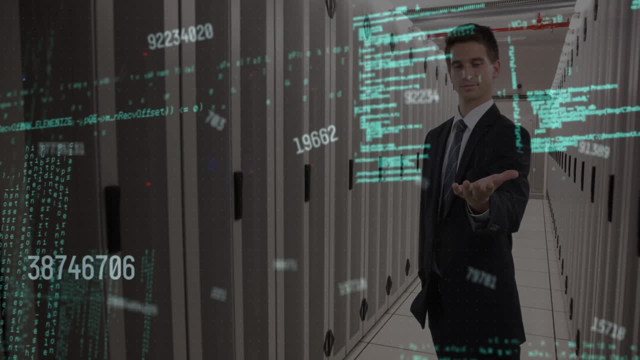 animación del procesamiento de datos sobre el trabajador de la sala de servidores caucásico