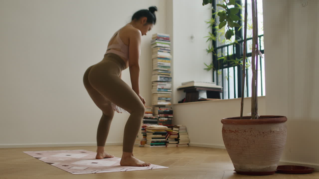 mujer haciendo sentadillas en casa
