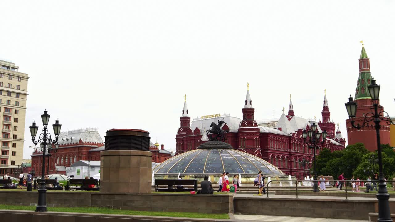 establecimiento de la toma de kremlin pared de ladrillo rojo y el gran palacio en moscú rusia
