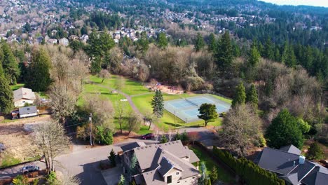 Toma-Aérea-De-Drones-De-4k-Con-Vista-A-Un-Parque-Público-En-Portland,-Oregon