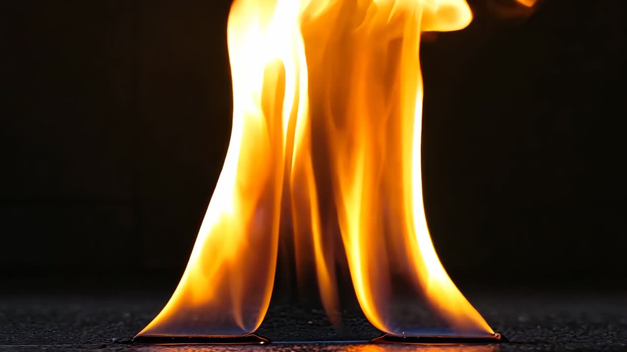 un primer plano de una llama de fuego en un fondo negro