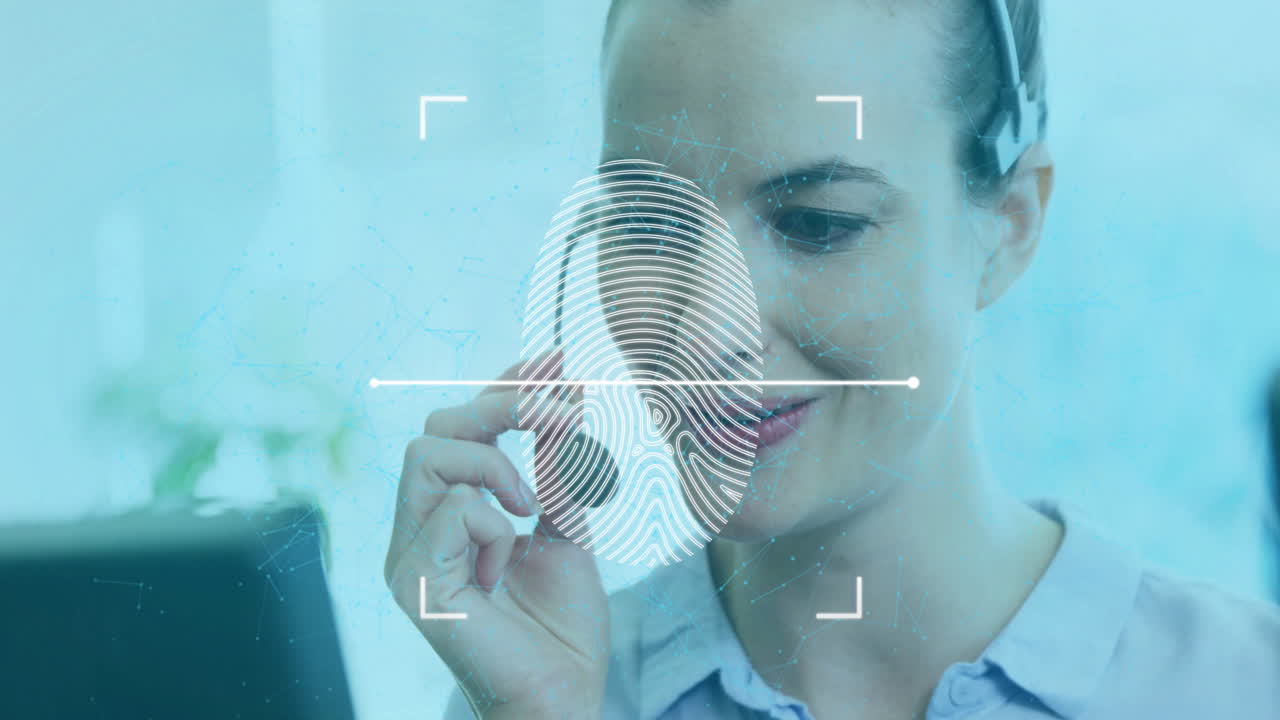 animación de la huella dactilar sobre una mujer de negocios caucásica usando auriculares de teléfono en la oficina