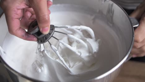 baker cucharadas de tazón de hielo blanco en cámara lenta