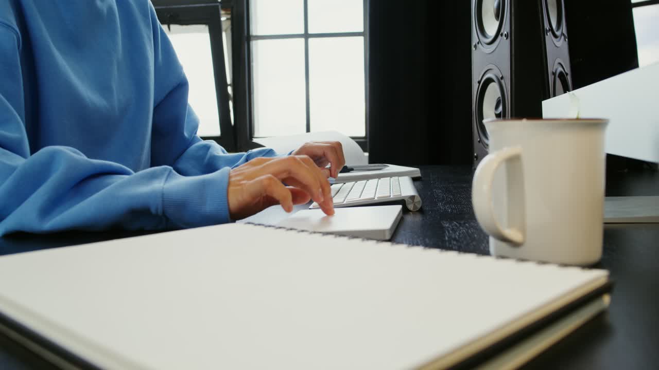 persona che lavora al computer in un ufficio moderno