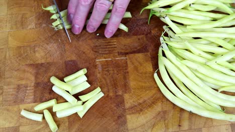 cortar frijoles de mantequilla con un cuchillo