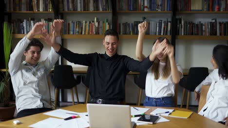 College-Studenten-Studieren-Gemeinsam-In-Einer-Gruppe,-Bereiten-Ein-Projekt-Vor,-Machen-Sich-Notizen,-Ein-Glückliches,-Vielfältiges-Junges-Team-Schreibt-Eine-Zusammenfassung-Des-Aufsatzes