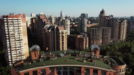 paisaje urbano vista aérea de kyiv con edificios residenciales y comerciales