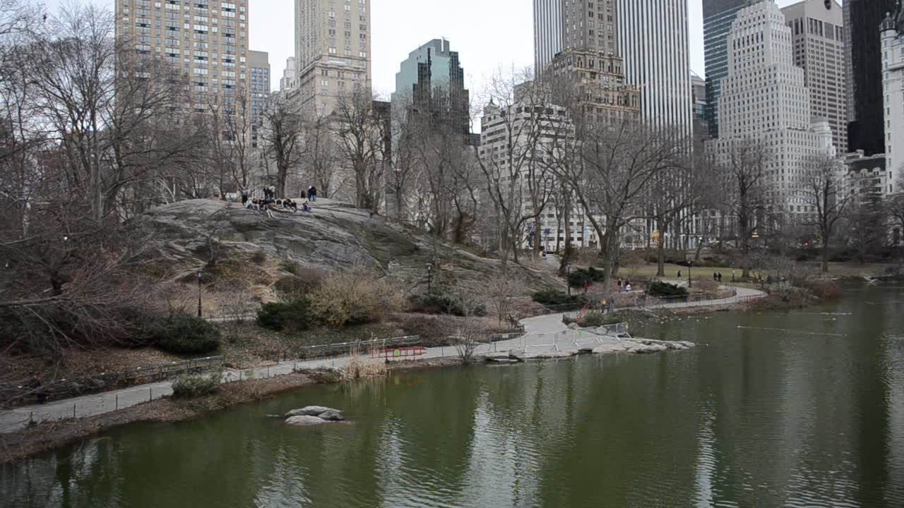 Il lago e i grattacieli a New York.