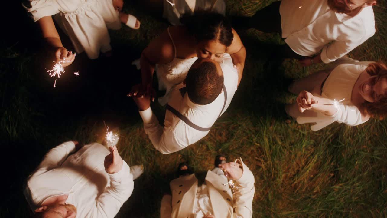 스파클러 손님들과 함께 춤추는 커플