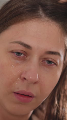 la mujer siente una reacción alérgica después de un procedimiento cosmético. la señora siente congestión nasal estornudando después del procedimiento con un dispositivo de microcorrientes en el baño