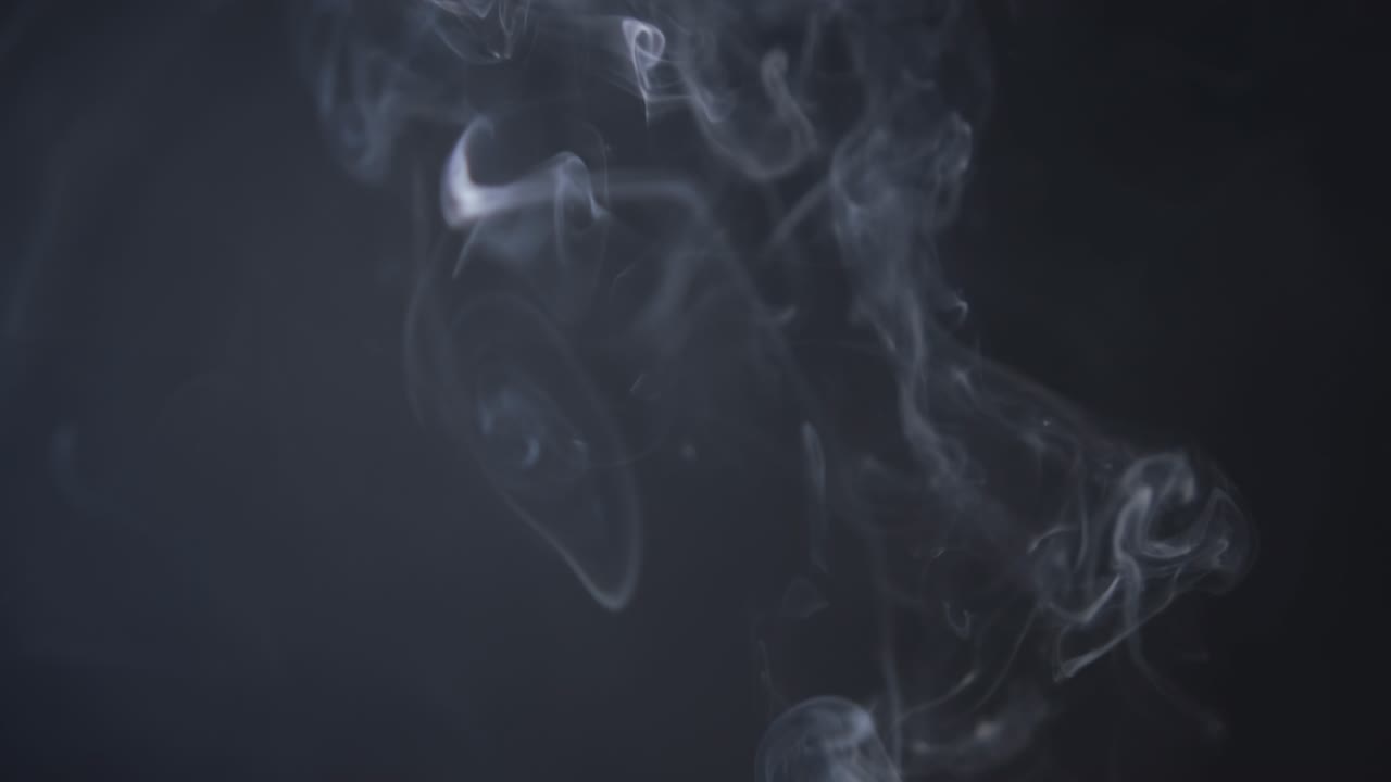 Fumo bianco astratto. Fumo, una nuvola di nebbia fredda su sfondo nero. Fuoco, narghilè, fuoco. Nebbia fluttuante