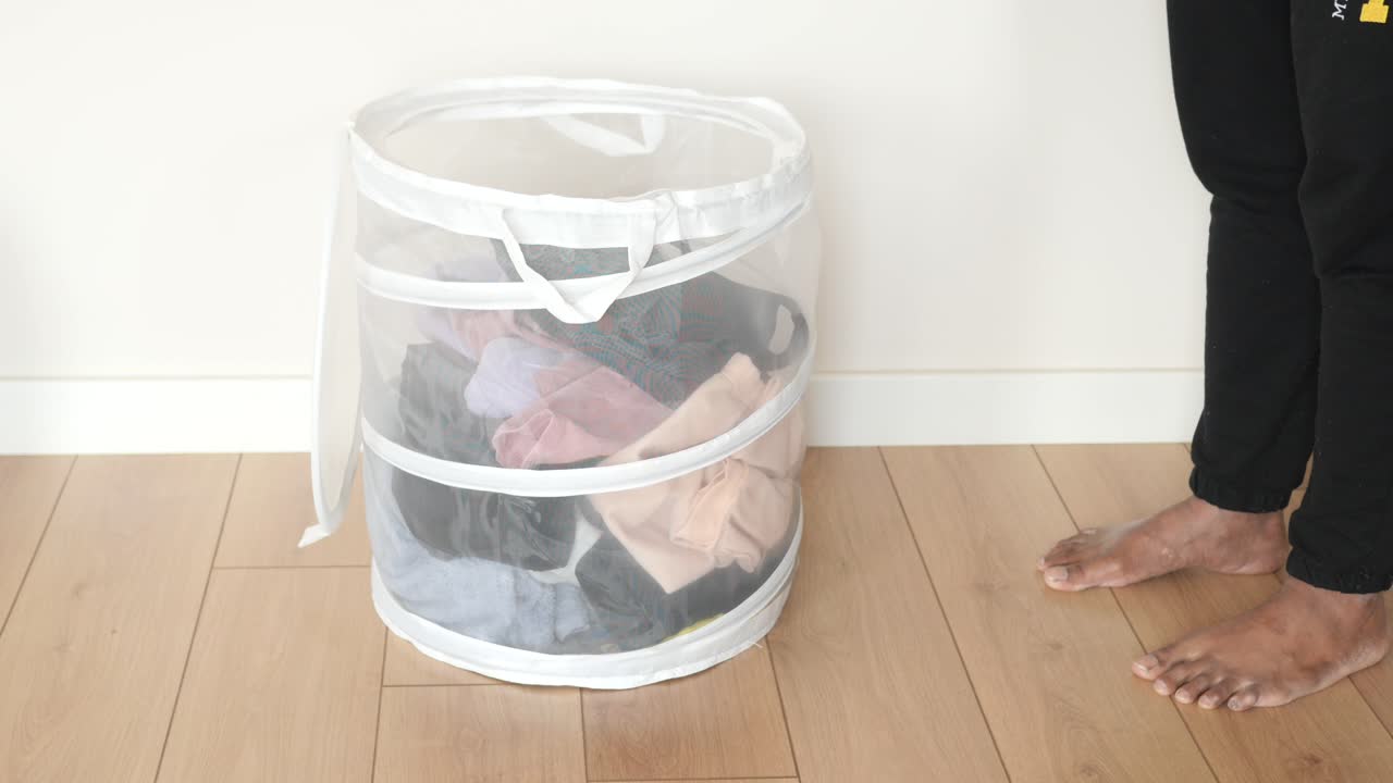 세탁품 을 세탁품 바구니 에 접는 사람