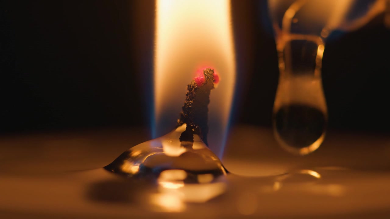 Foto Makro Sumbu Lilin yang Menyala dengan Tetesan Lilin