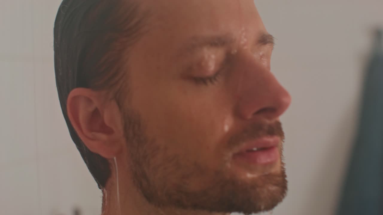 hombre tomando una ducha.