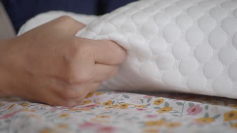 primer plano de una almohada blanca de espuma de memoria