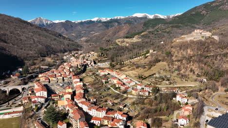 Vista-Aérea-De-Un-Pueblo-De-Montaña-Con-Casas-De-Piedra.