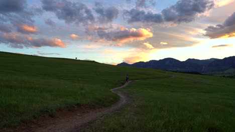 Mountainbiker,-Der-Bei-Sonnenuntergang-Auf-Der-Spur-Fährt