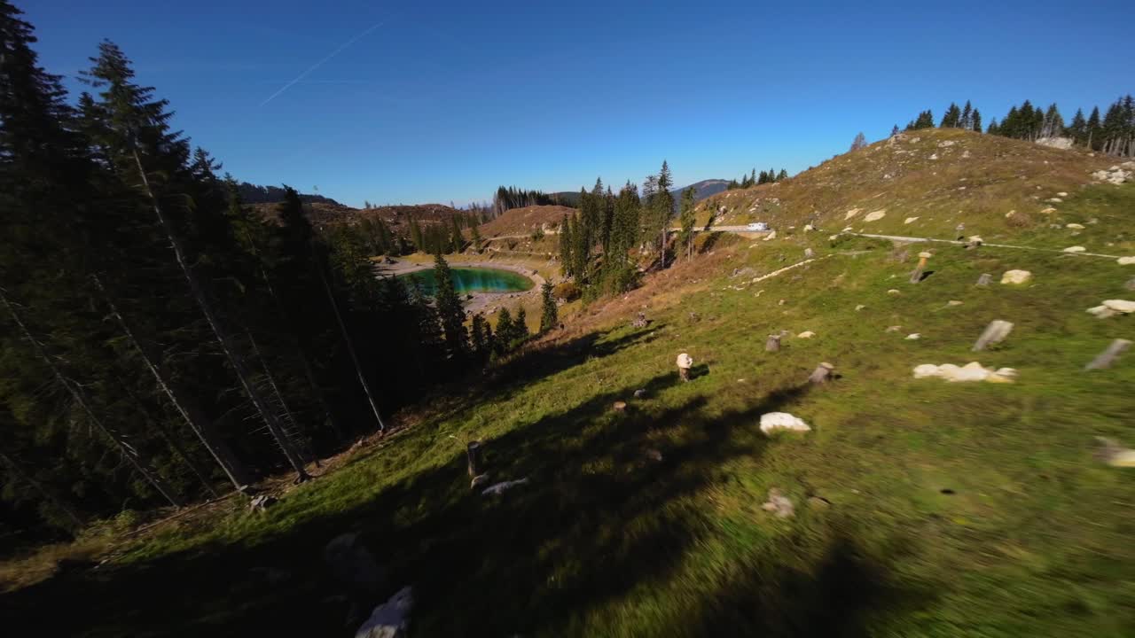 imágenes del lago lago di carezza en dolomitas italianas en los alpes europeos
