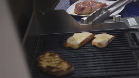 hornear rebanadas de pan en la cocina exterior