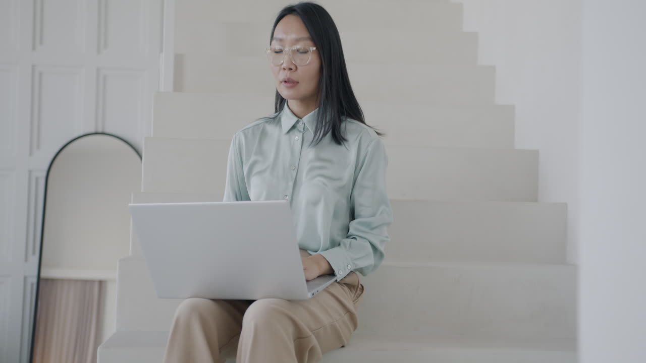 계단 에서 노트북 을 사용 하는 여자