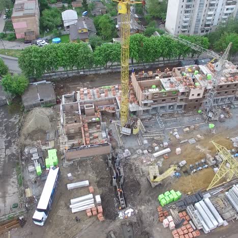 gran sitio de construcción con grúas
