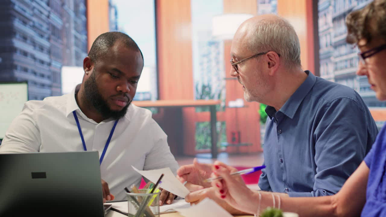 노인 부부는 다양한 연금 옵션을 검토하기 위해 금융 전문가와 만났습니다.