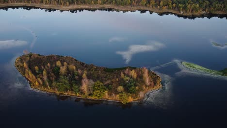 Eine-Drohne-Rotiert-Hoch-über-Einer-Insel-In-Einem-See-In-Kalmthoutse-Heide,-Antwerpen,-Belgien