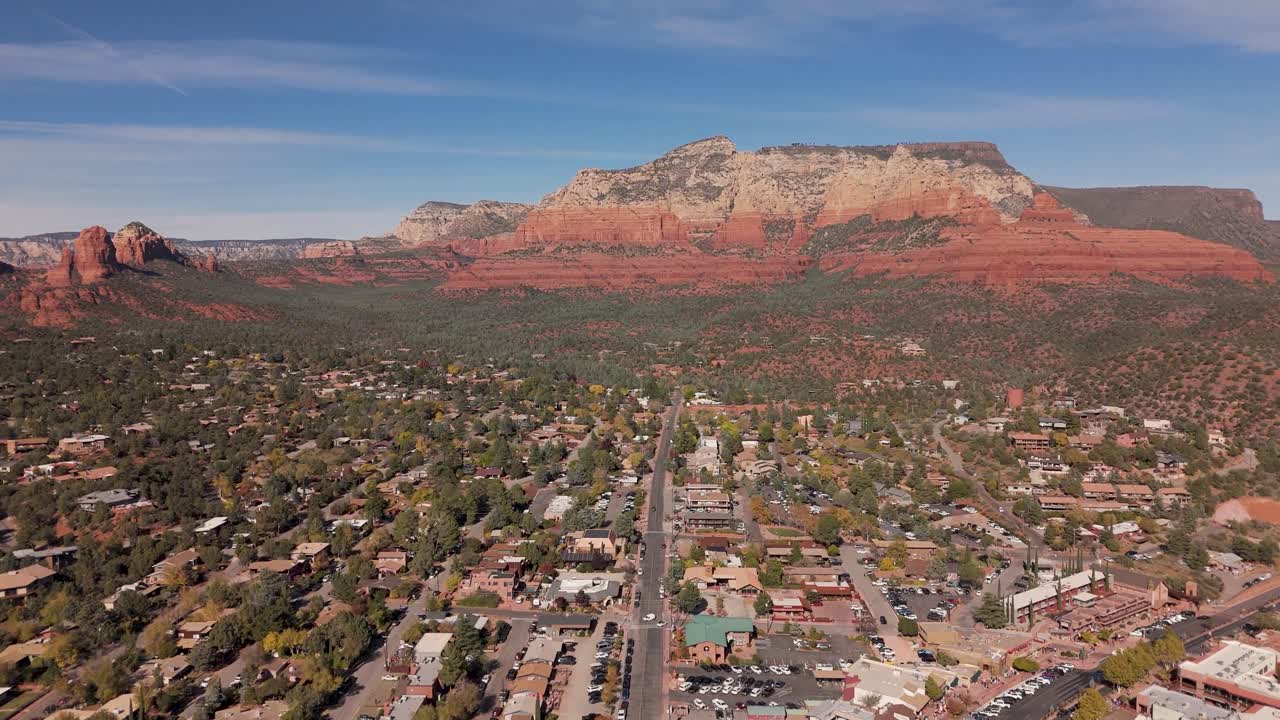 Witness Sedona’s red rocks glow in the warm golden hour light, with this drone footage capturing the serene beauty of the desert during sunset