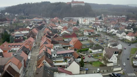 Vista-Aérea-De-Drones-Del-Tradicional-Pueblo-Alemán-Herzberg-Am-Harz-En-El-Famoso-Parque-Nacional-En-Alemania-Central-En-Un-Día-Nublado-En-Invierno.