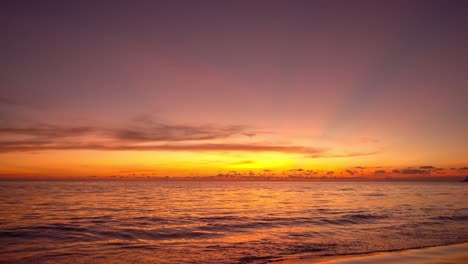 hermoso atardecer o amanecer sobre el mar increíble cielo en la hora dorada paisaje marítimo fondo de la naturaleza